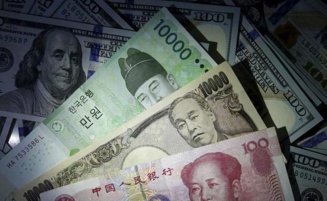 Эксперт рассказал, как азиатские валюты наступают на доллар