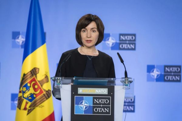Санду «скармливает» Молдавию НАТО, чтобы её «стерли» о Россию — СВР России