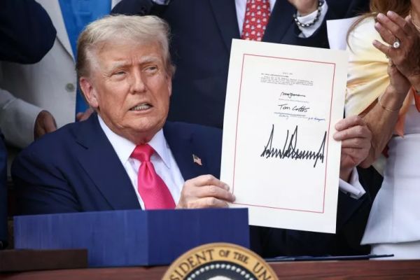 Политика Трампа ведет к падению доллара, а валюта БРИКС это ускорит — Newsweek