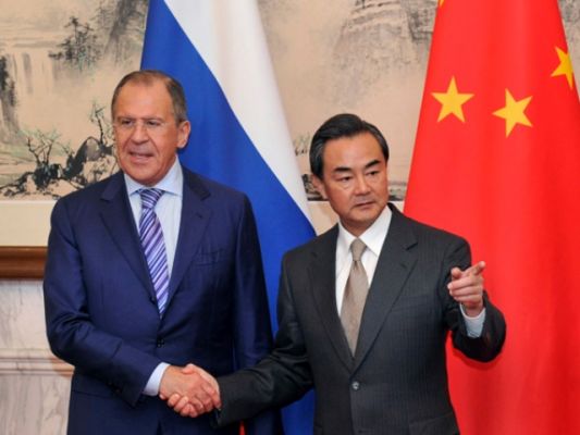 Министры иностранных дел России и Китая Сергей Лавров и Ван И
