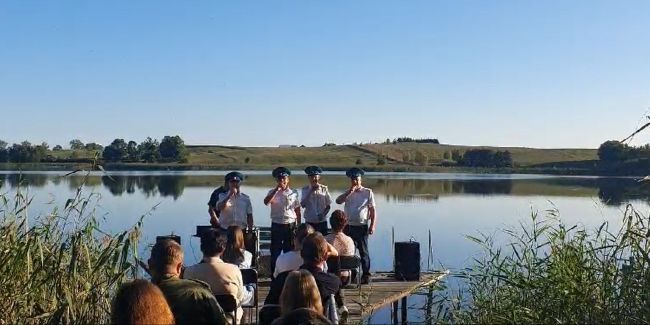 Russian Border Guards Give Amateur Concert Near Polish Border: Watch the Video