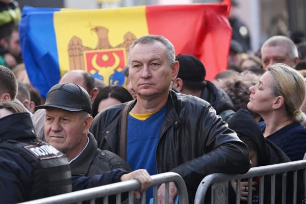 У нас есть паспорт и голос: молдаване в России требуют больше участков на выборах