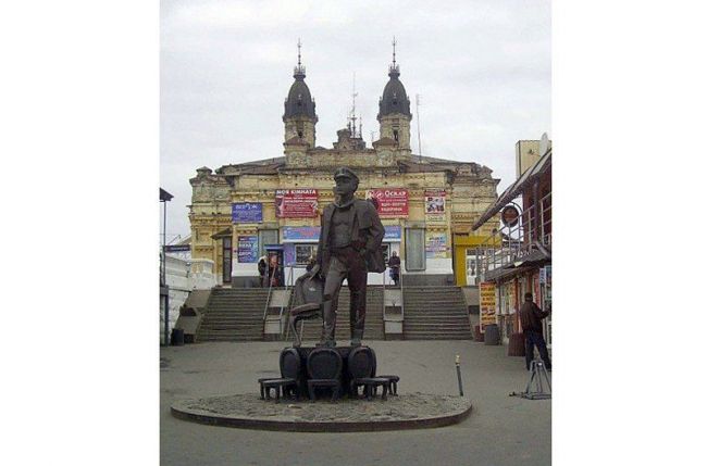 Monument to Ostap Bender⁣ in Zhmerynka