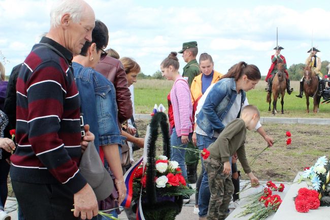 Калининградцы возлагают цветы к памятнику героям Гросс-Егерсдорфского сражения.