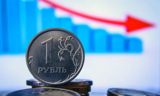 Доллар и евро пошли в «наступление», рубль сдает позиции