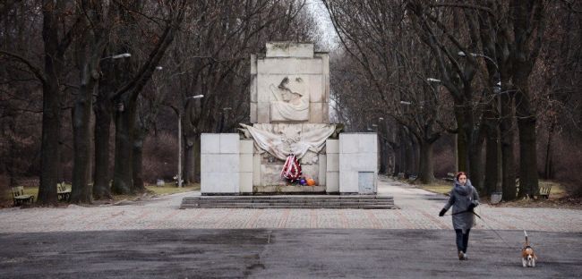 Памятник в польше детям жертвам бандеровцев фото